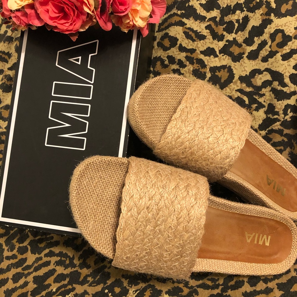 Mia sandals